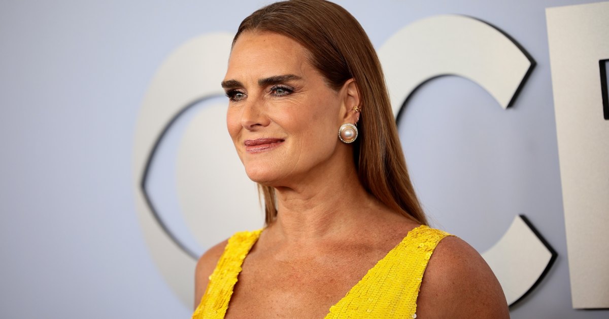 Brooke Shields Wears Crocs to Tony Awards After Toe Surgery