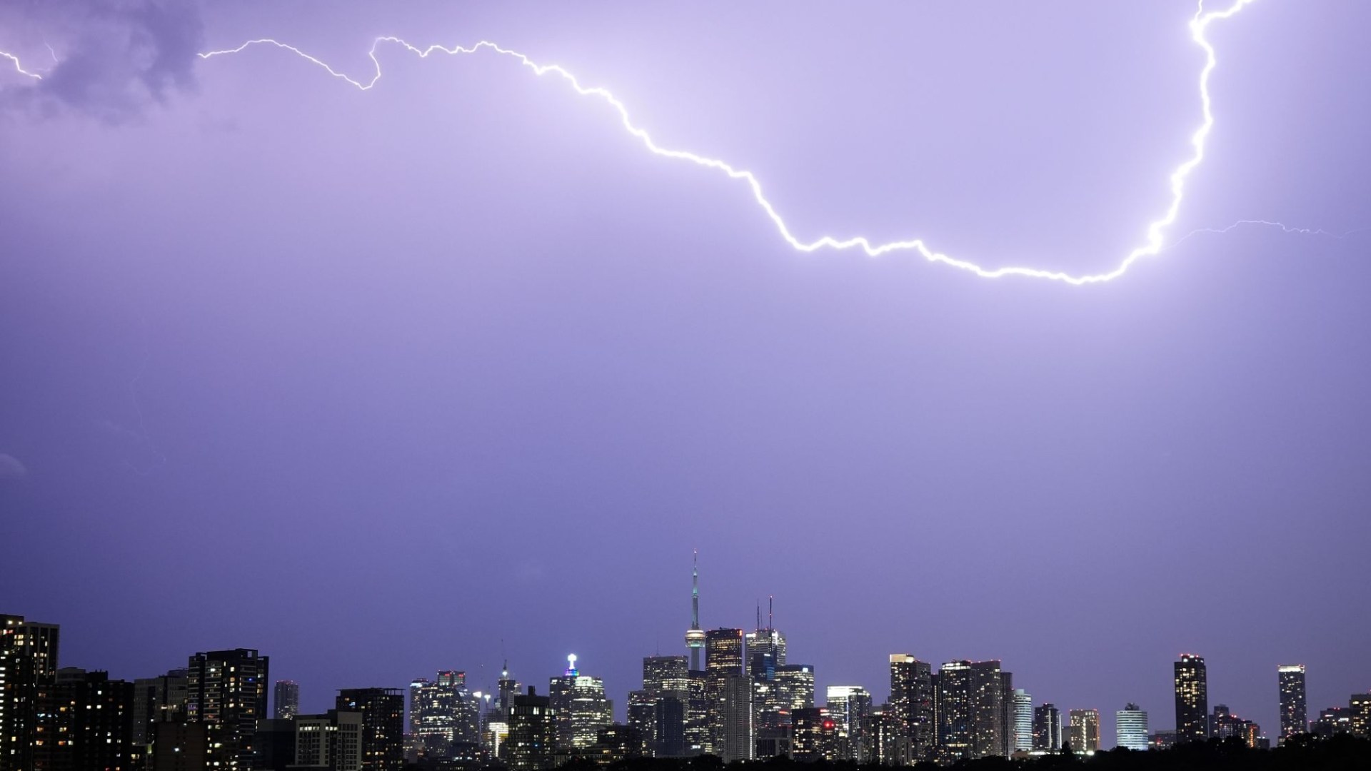 UK weather: Met Office issues 11-hour thunderstorm warning for TODAY as crowds drenched in Trooping the Colour parade