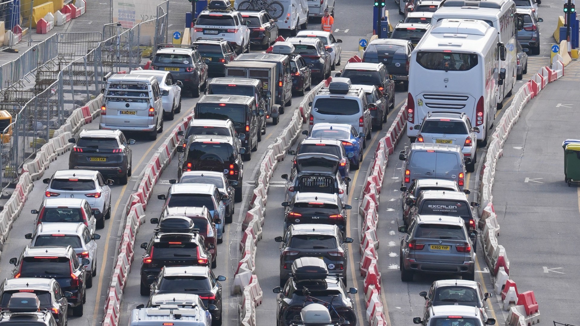 Urgent warning NOT to travel to Dover after IT outage sparks summer getaway nightmare with huge traffic jams