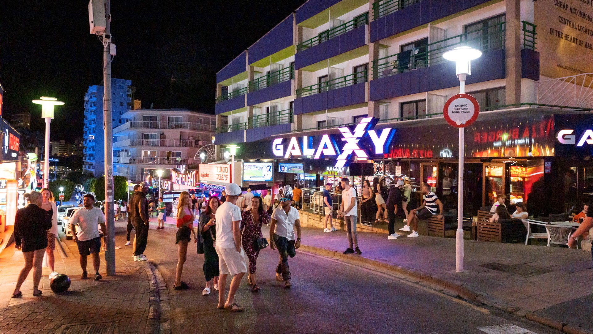 Magaluf cops hunt Brit who knocked out 20-yr-old vacationer in horror road brawl concerning two groups of Uk holidaymakers – The Solar