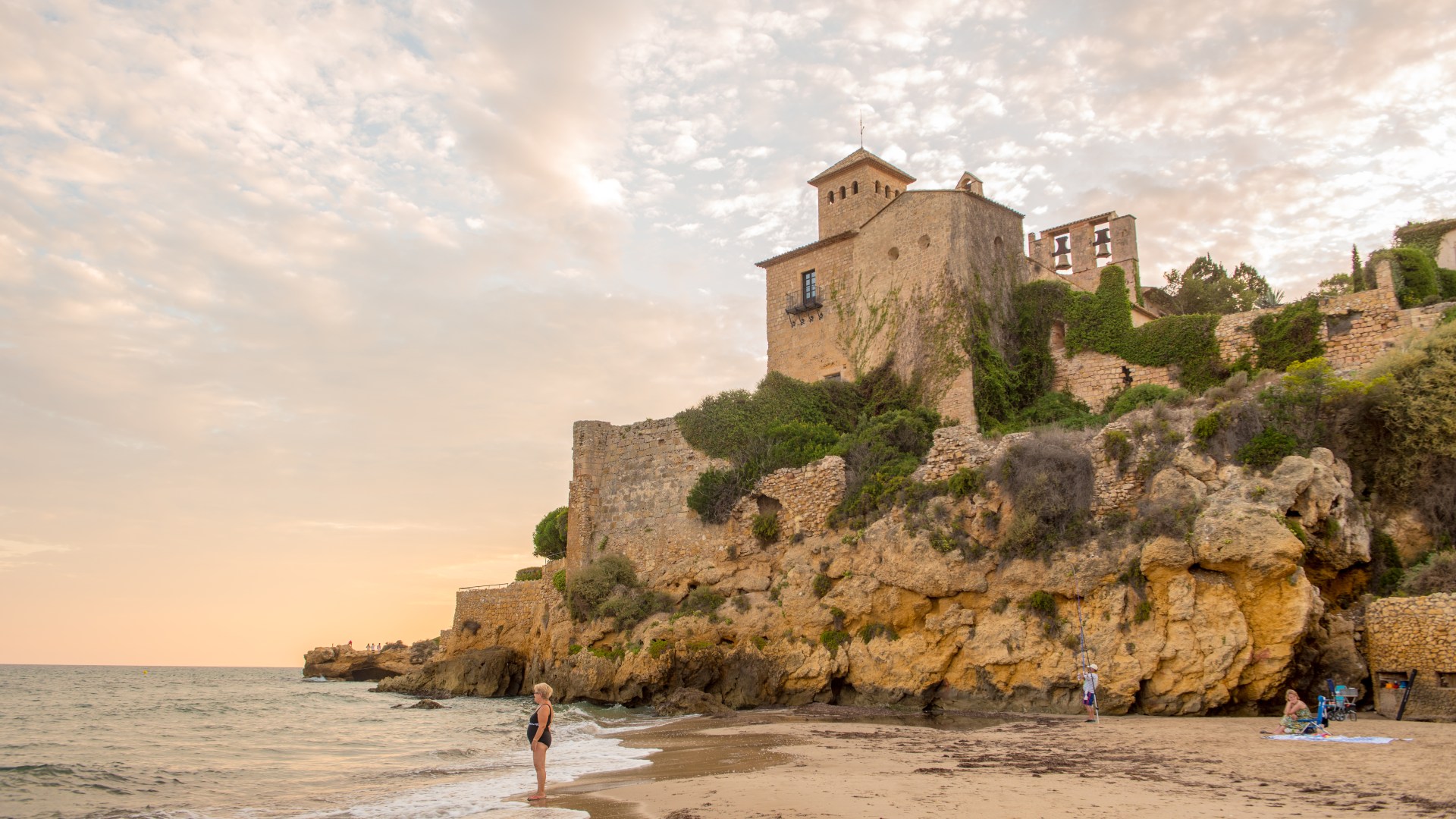 Urgent holiday warning as TWO top Spanish beaches forced to close over deadly Man O’ War lurking off coast